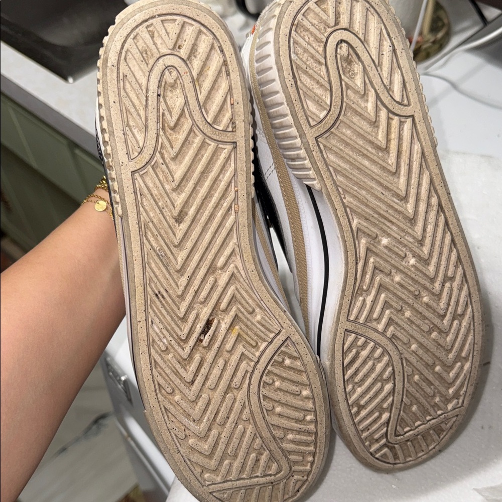 Nike women White and Black Casual Sneakers - Picture 3 of 5